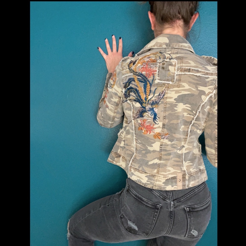 Stylish Camo Jacket w/ Detail